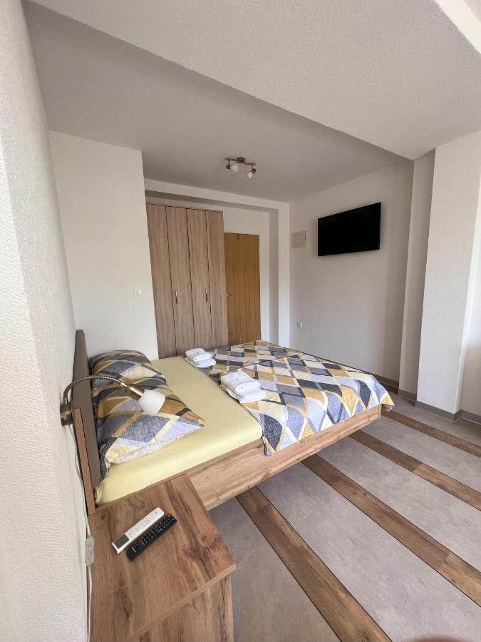 Apartmani Palme Funtana Exteriör bild