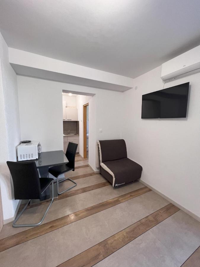 Apartmani Palme Funtana Exteriör bild