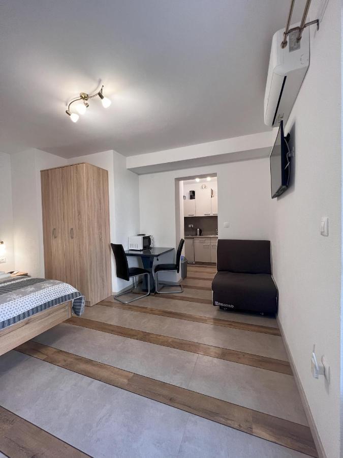 Apartmani Palme Funtana Exteriör bild