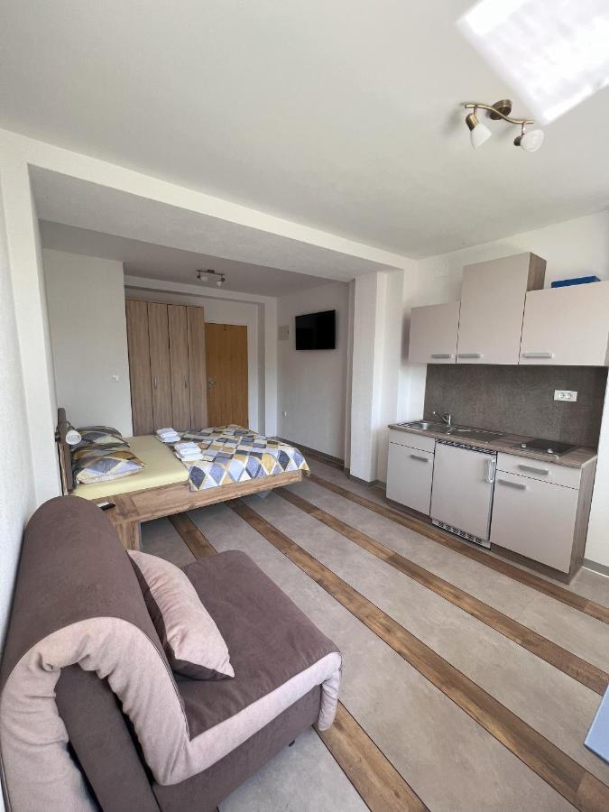 Apartmani Palme Funtana Exteriör bild