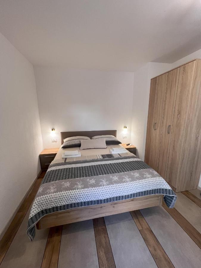 Apartmani Palme Funtana Exteriör bild